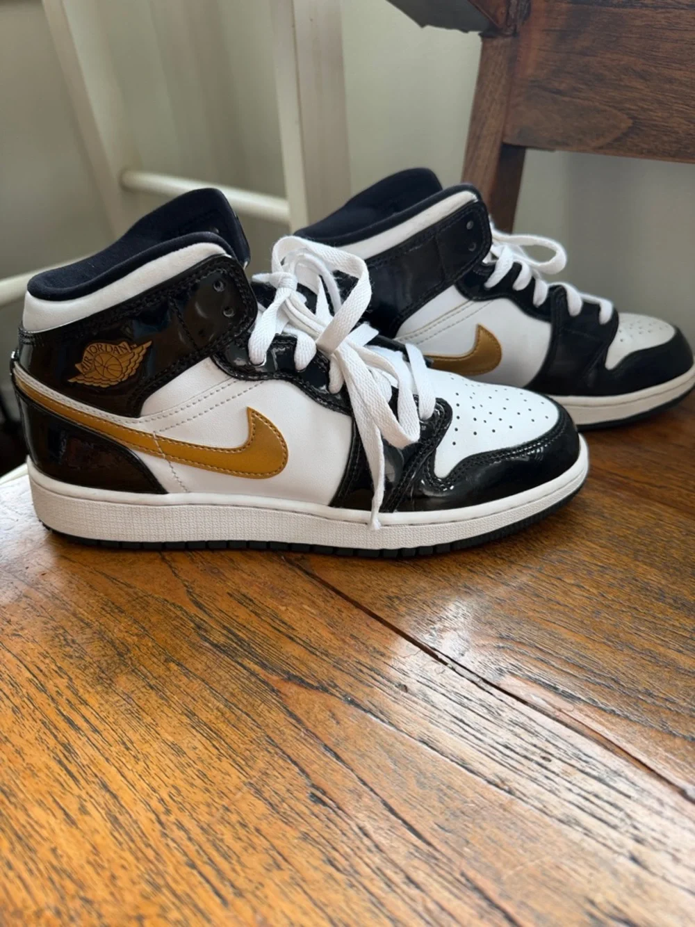 Nike Youth Sneakers White Black Gold Swoosh - Picture 3 of 4